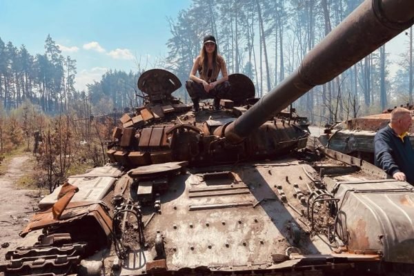 Voluntária na guerra da Ucrânia, Liziane faz fotos em tanque de guerra