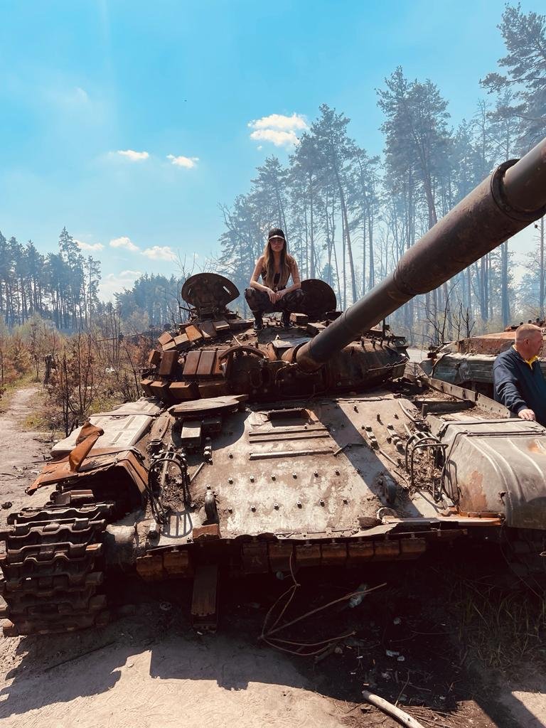 Voluntária na guerra da Ucrânia, Liziane faz fotos em tanque de guerra