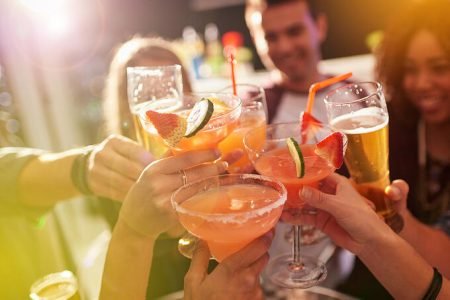 Brinde de drinques entre amigos