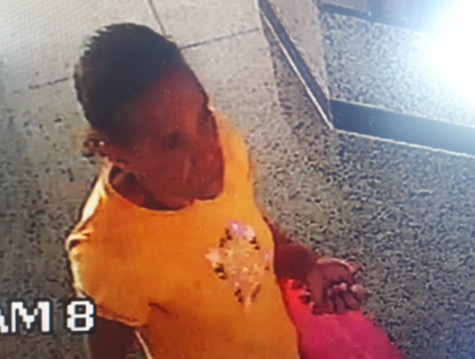 mulher com bolsa rosa