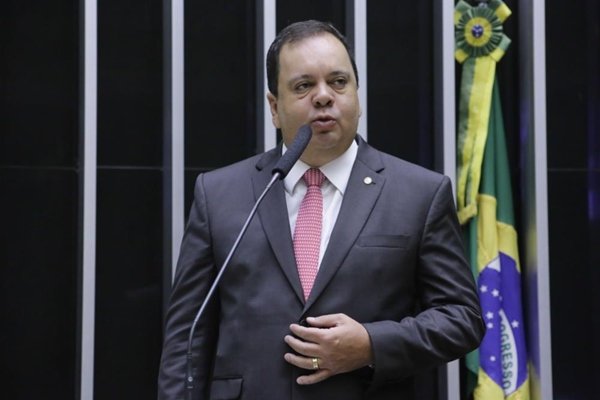 Deputado Elmar Nascimento discursa na tribuna do plenário da Câmara dos Deputados - Metrópoles