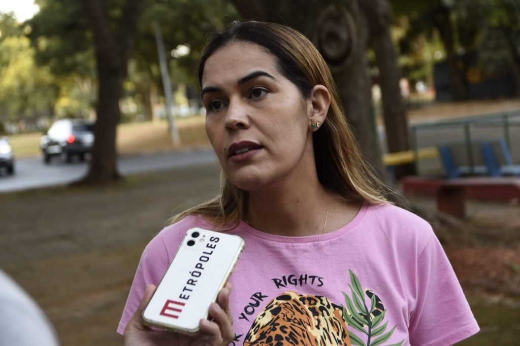 Ana Márcia Rabelo, mãe da criança que sofreu tentativa de sequestro em Brasília. Mulher veste camiseta rosa e é entrevistada por repórter - Metrópoles