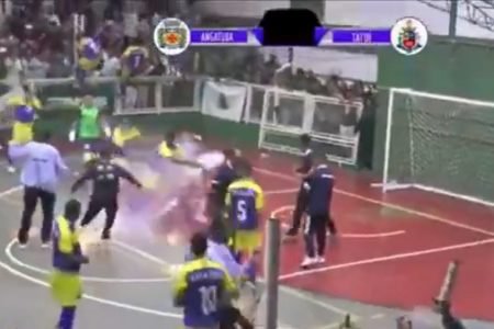 Jogador de futsal é atingido por sinalizador em partida no interior paulista