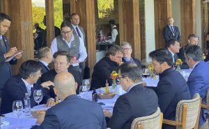 Presidente Jair Bolsonaro e Elon Musk durante almoço no Brasil