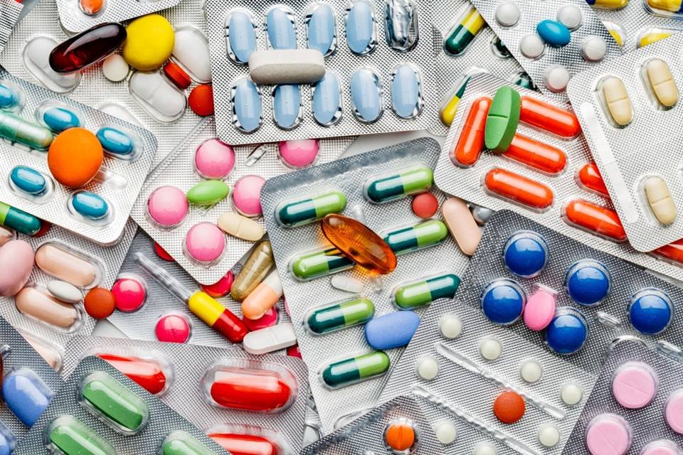 Foto de vários blisters de remédios coloridos - Metrópoles - remédio sem receita