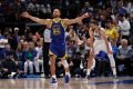 Stephen Curry comemorando contra o Dallas Mavericks