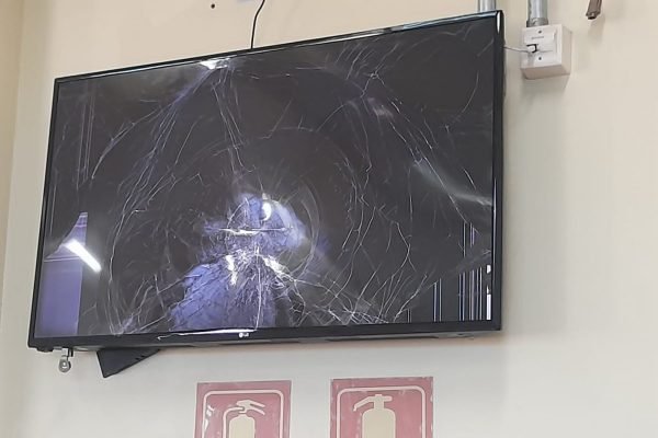 Acompanhante de paciente soca TV de hospital por demora em atendimento