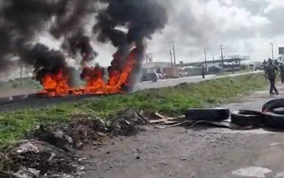 Moradores protestam contra morte de Genivaldo, morto após abordagem da PRF, queimando peneus em via pública - Metrópoles