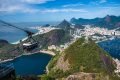 cidade vista de morro com veiculo sobre trilhos