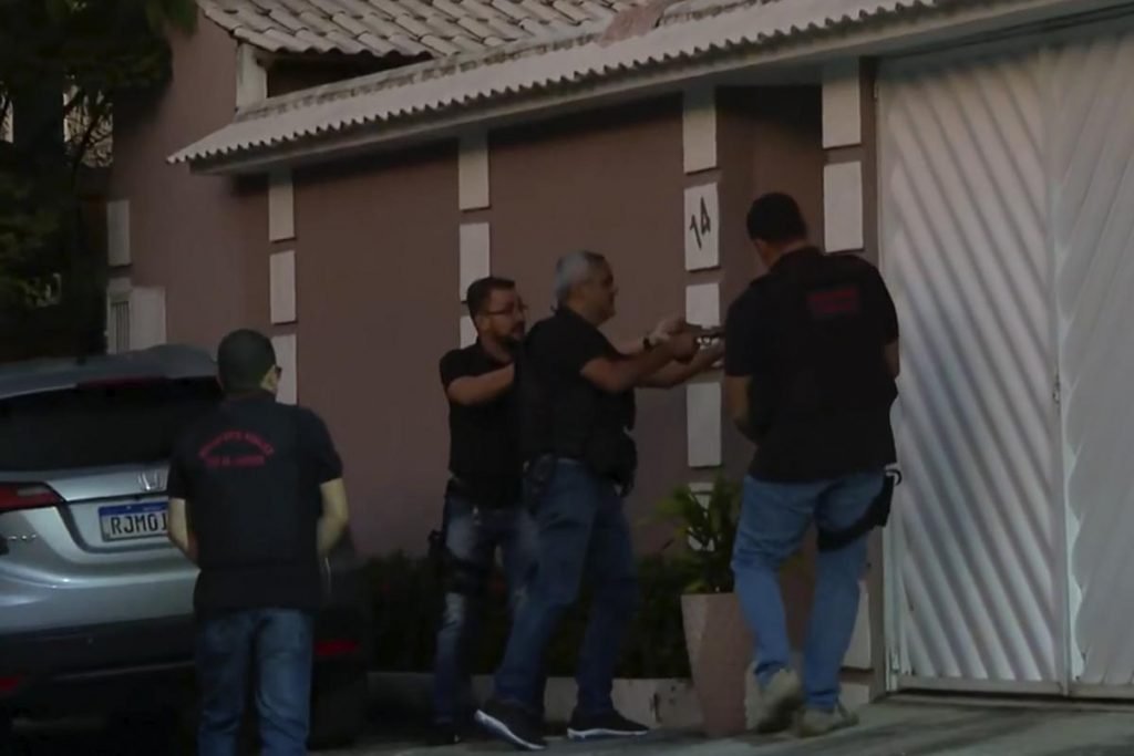 RJ: nove PMs são presos acusados de sequestrar e extorquir traficantes