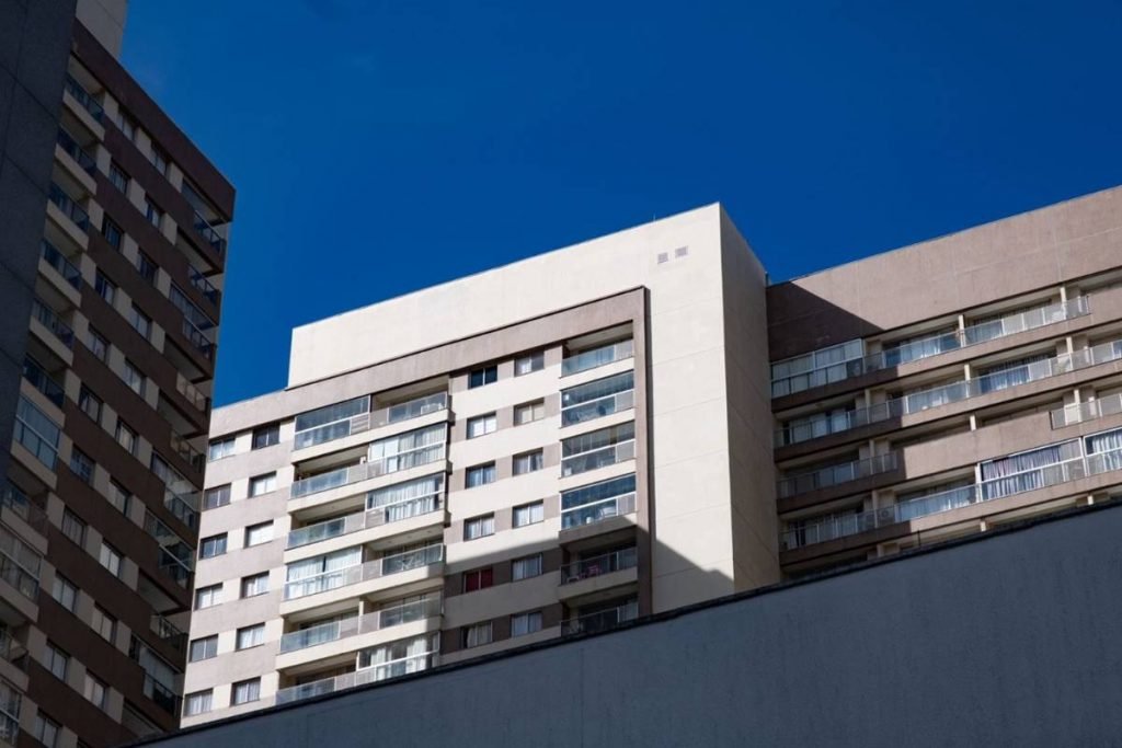 Fachada do DF Plaza, condomínio e shopping localizado em Águas Claras, que na noite dessa quarta-feira passou por vistoria feita pelo Corpo de Bombeiros em conjunto com a Defesa Civil, e foram alojados pequenos danos em dois pilares da garagem - Metrópoles