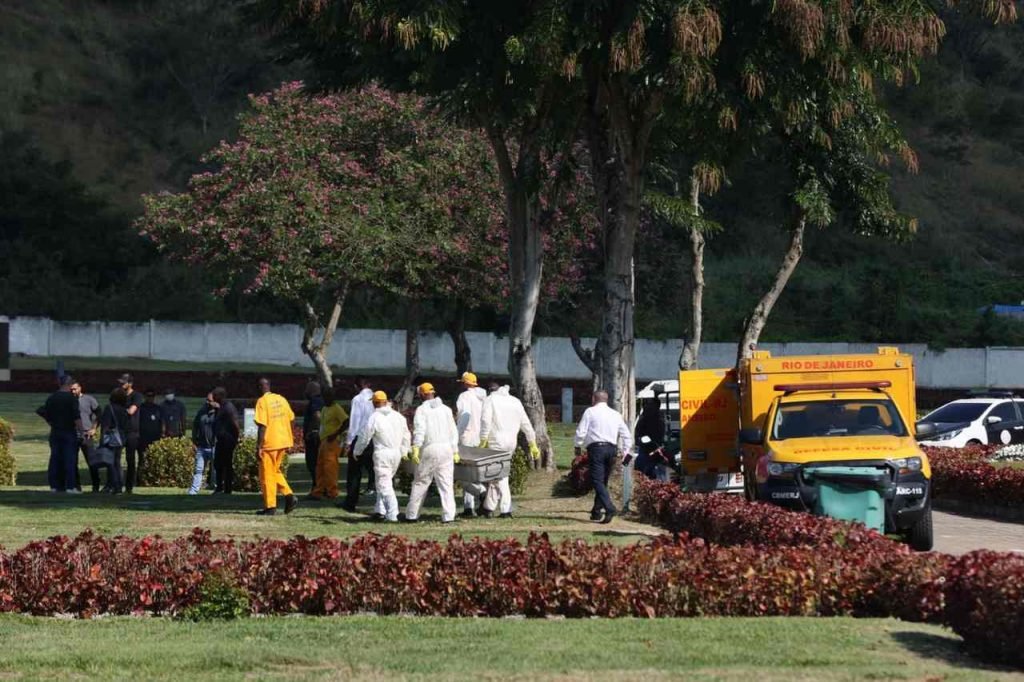 26/05/22 Rio de Janeiro RJ Polícia Civil realiza exumação no corpo da jovem Fernanda Carvalho Cabral de 22 anos, suspeita de ter sido envenenada pela madrasta em Março deste ano. Foto: Aline Massuca/ Metropoles