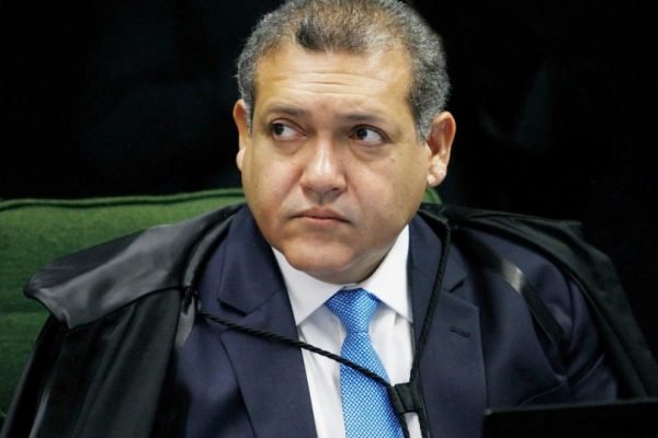 Ministro do Supremo Tribunal Federal, Kássio Nunes Marques durante sessão. Ele olha para o lado, trajando toga - Metrópoles