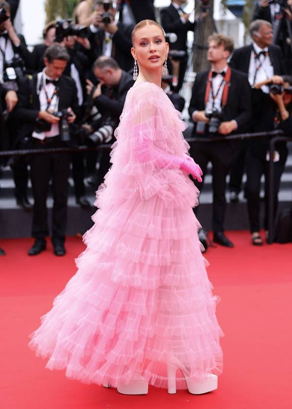 Marina Ruy Barbosa, em Cannes, usando vestido rosa com camadas de tule