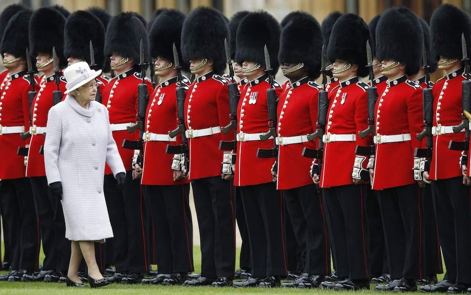 rainha Elizabeth e guardas reais