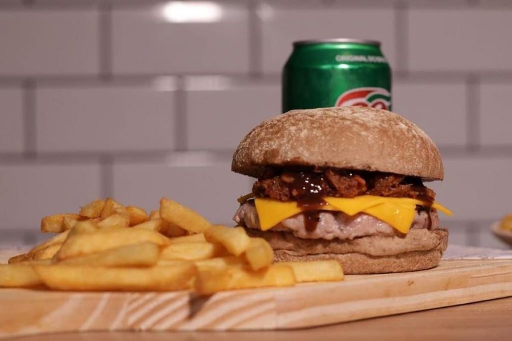 foto de hamburguer ao lado de batatas fritas