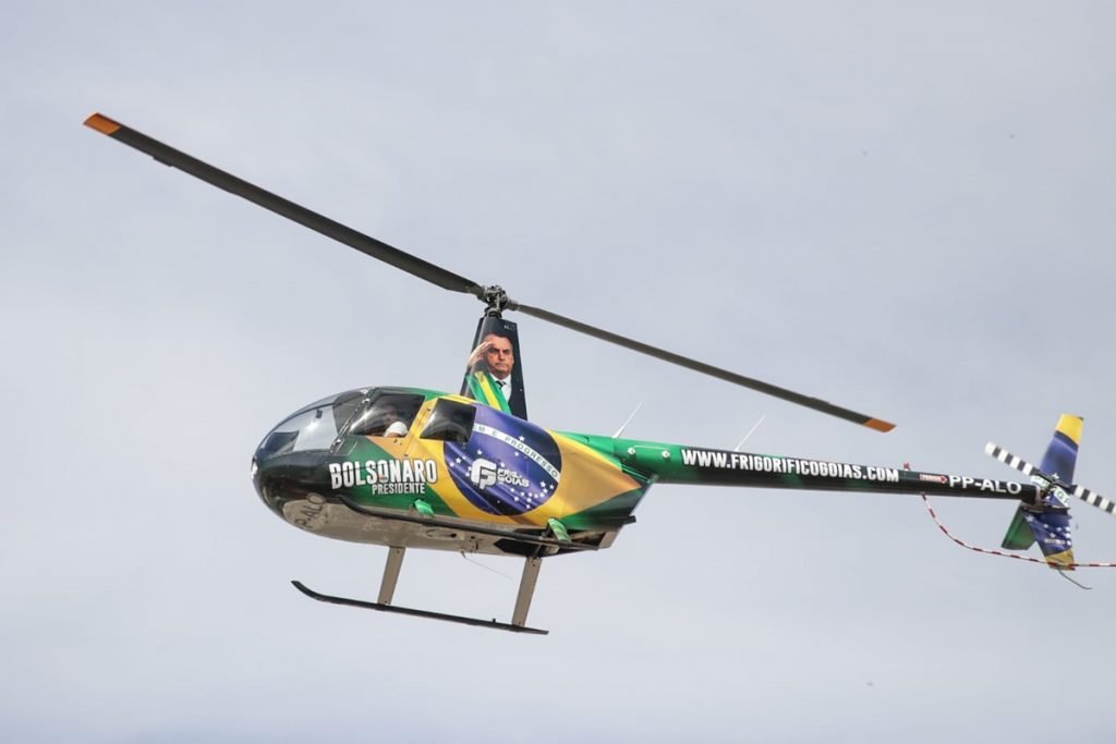 Helicóptero do Frigorífico Goiás plotado em homenagem a Jair Bolsonaro. A empresa é do cantor Gusttavo Lima, que mora em Goiânia