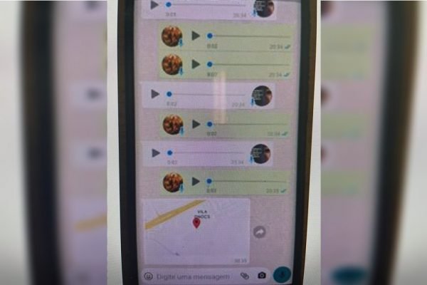 Tela de celular com aplicativo de mensagens aberto e localização enviada - Metrópoles