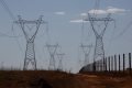 Linhas de transmissão de energia em horizonte descampado - Metrópoles