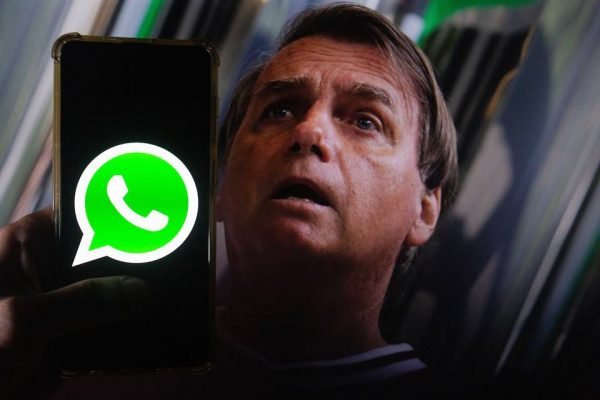 Montagem com pessoa segurando celular com logo do WhatsApp na tela sob foto do presidente Jair Bolsonaro - Metrópoles