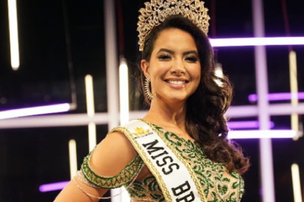 Imagem colorida da vencedora do Miss Brasília 2022