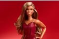 Primeira Barbie transsexual inspirada na atriz Laverne Cox. Ela é morena, tem cabelo dourado escuro, usa vestido vermelho e sorri - Metrópoles