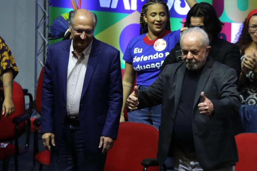 ex-presidente Luiz Inácio Lula da Silva (PT) e o ex-governador de São Paulo, Geraldo Alckmin (PSB, se encontram com representantes de movimentos populares