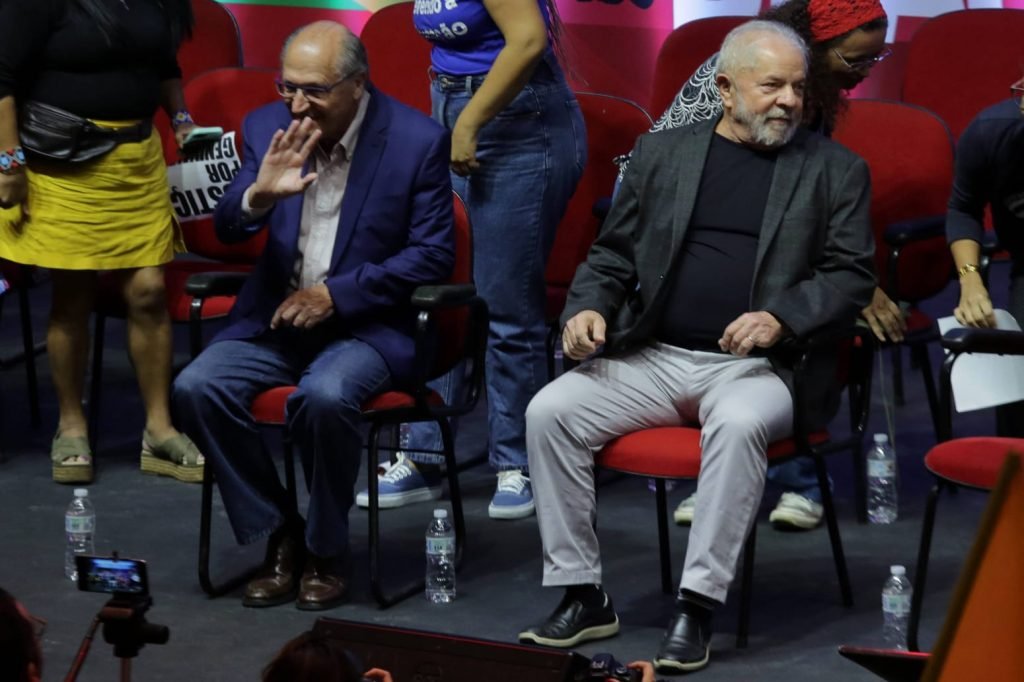 ex-presidente Luiz Inácio Lula da Silva (PT) e o ex-governador de São Paulo, Geraldo Alckmin (PSB, se encontram com representantes de movimentos populares