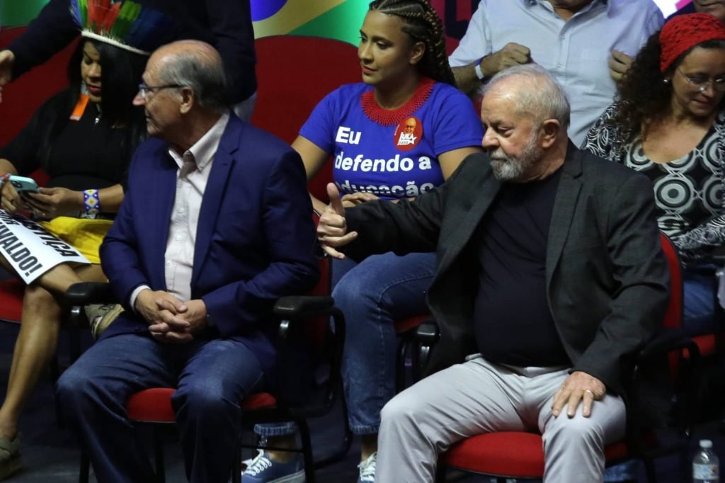ex-presidente Luiz Inácio Lula da Silva (PT) e o ex-governador de São Paulo, Geraldo Alckmin (PSB, se encontram com representantes de movimentos populares