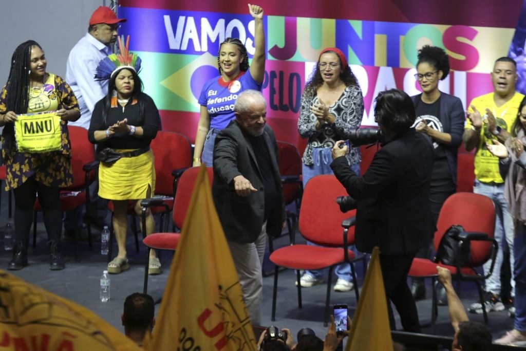 ex-presidente Luiz Inácio Lula da Silva (PT) e o ex-governador de São Paulo, Geraldo Alckmin (PSB, encontram-se com representantes dos movimentos populares)