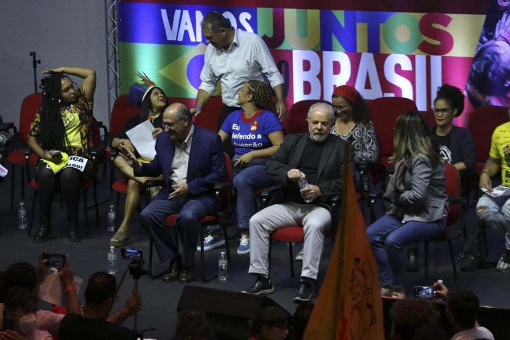 ex-presidente Luiz Inácio Lula da Silva (PT) e o ex-governador de São Paulo, Geraldo Alckmin (PSB, se encontram com representantes de movimentos populares
