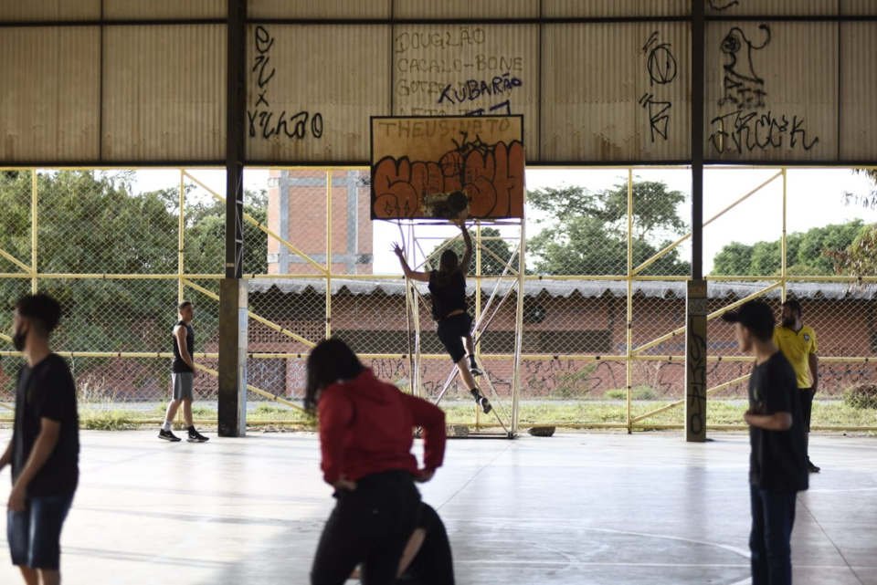 estudante em quadra pula para acertar cesta