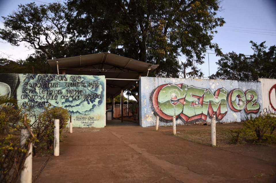entrada de escola onde professora humilhou aluno, o xingando de pobre e preto