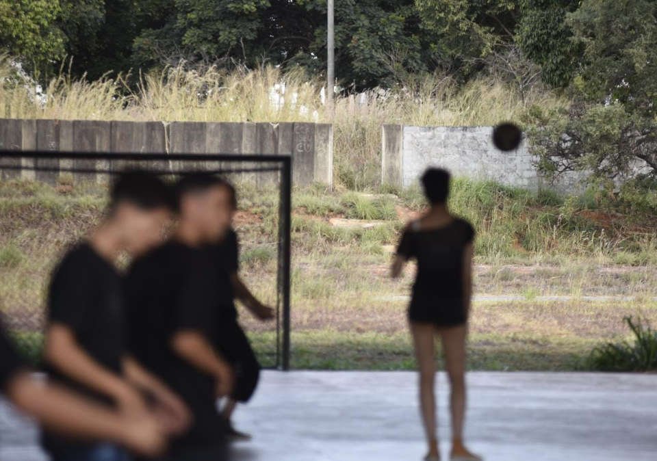 estudantes em quadra