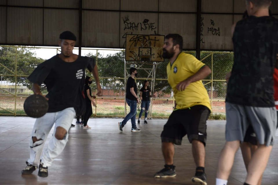 jovens correndo em quadra de esportes