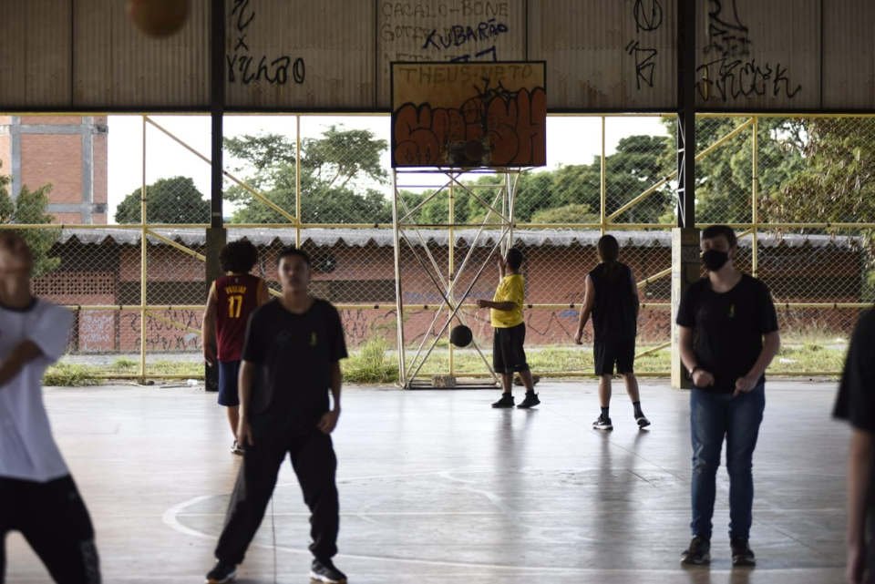 estudantes em quadra