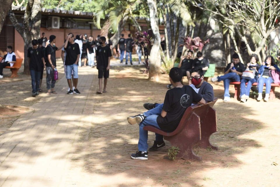 estudantes sentados em pátio