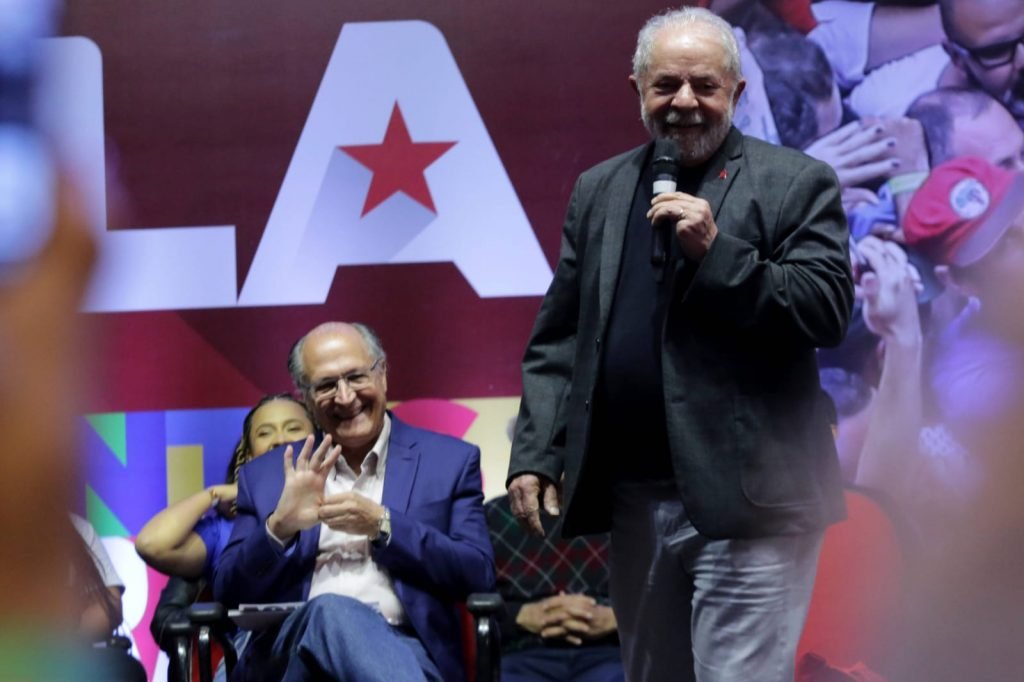 O ex-presidente Luiz Inácio Lula da Silva (PT) e o ex-governador de São Paulo, Geraldo Alckmin (PSB, se encontram com representantes de movimentos populares
