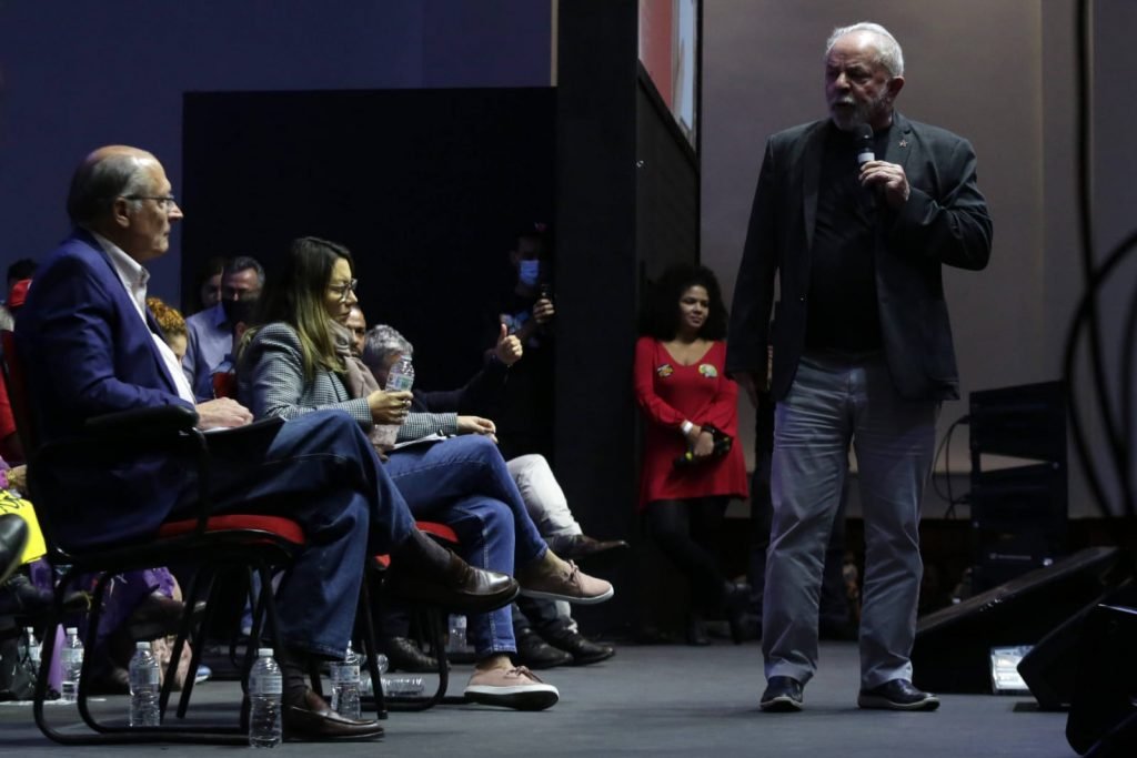 O ex-presidente Luiz Inácio Lula da Silva (PT) e o ex-governador de São Paulo, Geraldo Alckmin (PSB, se encontram com representantes de movimentos populares