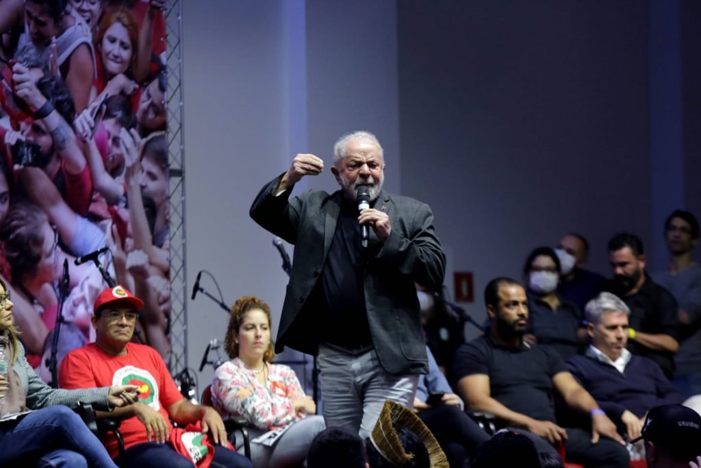 O ex-presidente Luiz Inácio Lula da Silva (PT) e o ex-governador de São Paulo, Geraldo Alckmin (PSB, se encontram com representantes de movimentos populares