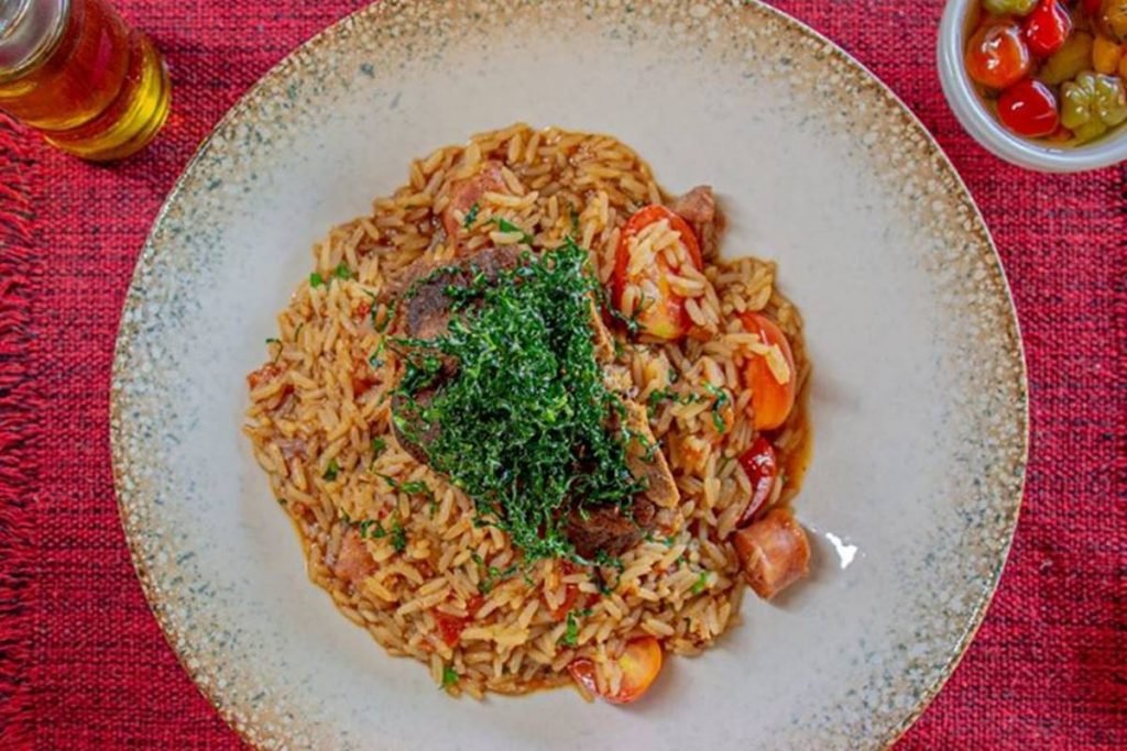 foto de prato com arroz colorido