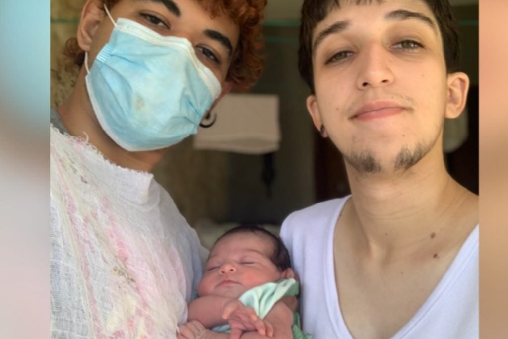 Fortaleza (CE) trans couple, Arielly Germano and Leonardo Oliveira in the arms of their daughter, Maria Dandara.