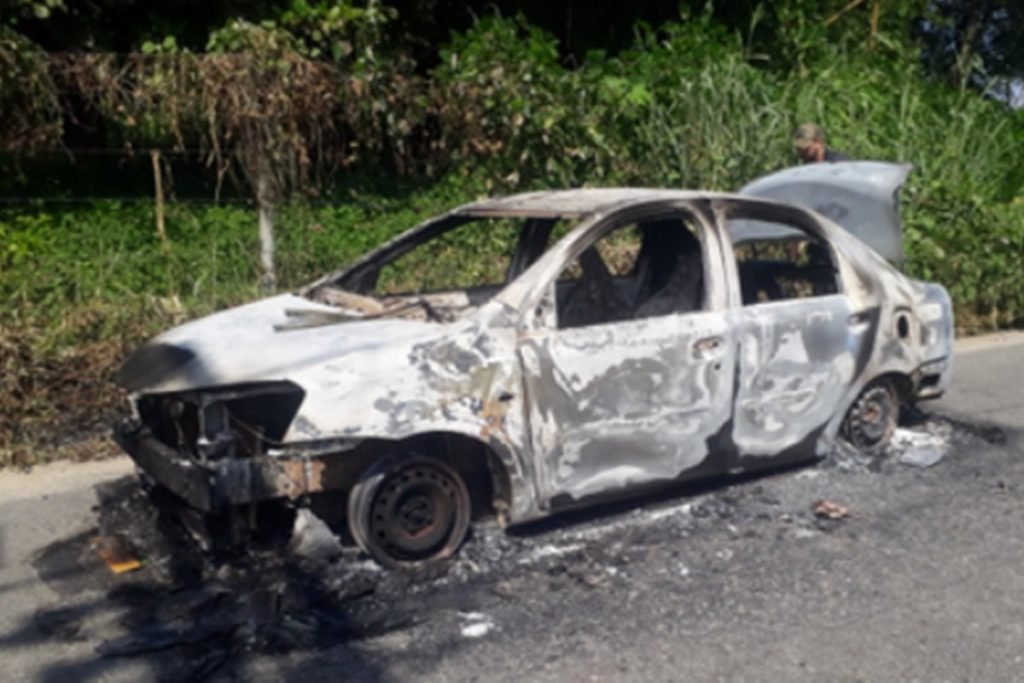 Carro incendiado na Estrada Cantão, bairro Mantiquira, em Caxias, Rio de Janeiro