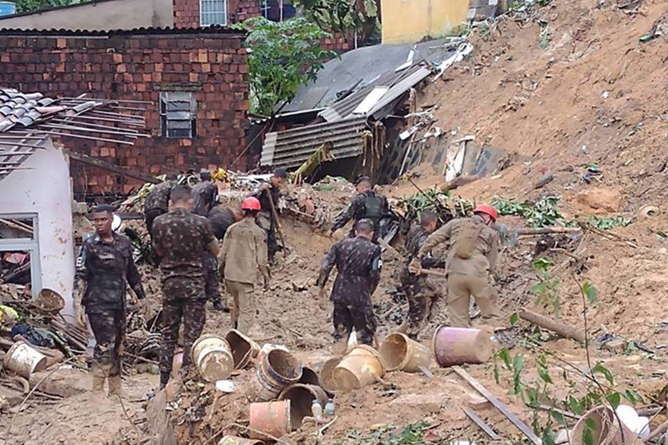 foto de soldados trabalhando em destroços em Pernambuco