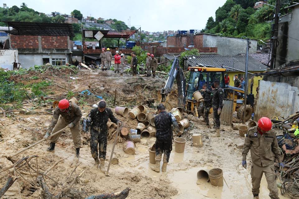 foto de soldados trabalhando em destroços em Pernambuco