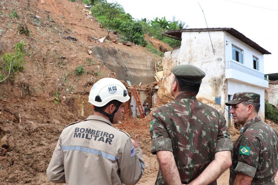 foto de soldados trabalhando em destroços em Pernambuco