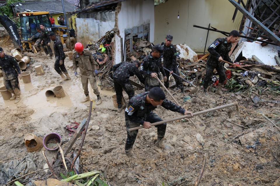 foto de soldados trabalhando em destroços em Pernambuco
