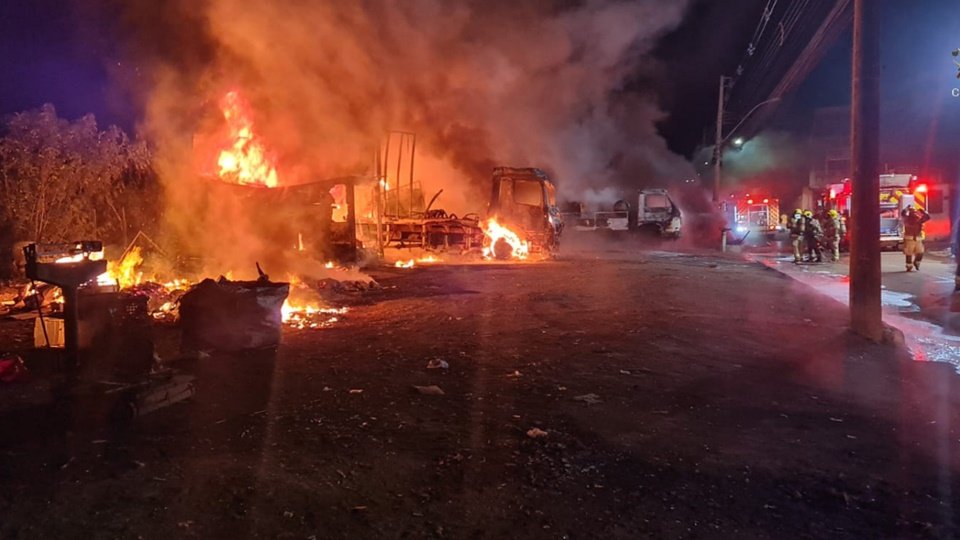 Incêndio destrói caminhões na Cidade Estrutural