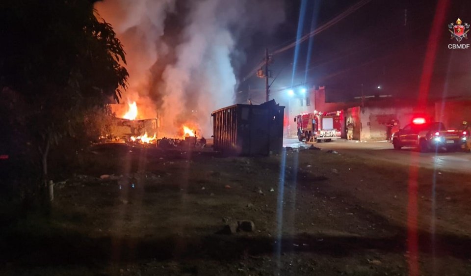 Incêndio destrói caminhões na Cidade Estrutural