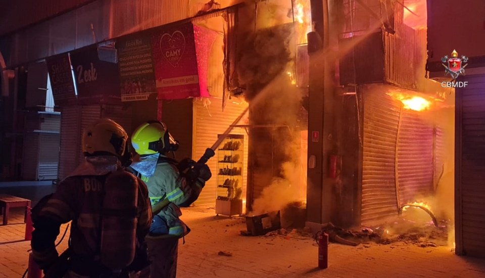 Incêndio destrói bancas na Feira dos Importados, no SIA